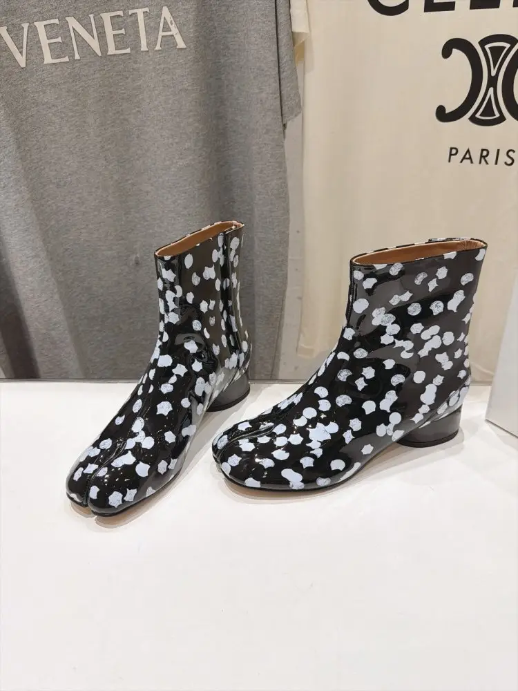 Maison Margiela MM6 Ботильоны с раздельным носком и массивным каблуком — Фото 1