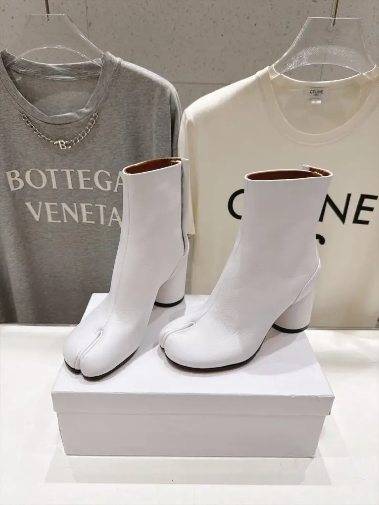 Maison Margiela MM6 Ботильйони з роздільним носком і масивним каблуком — Фото 1