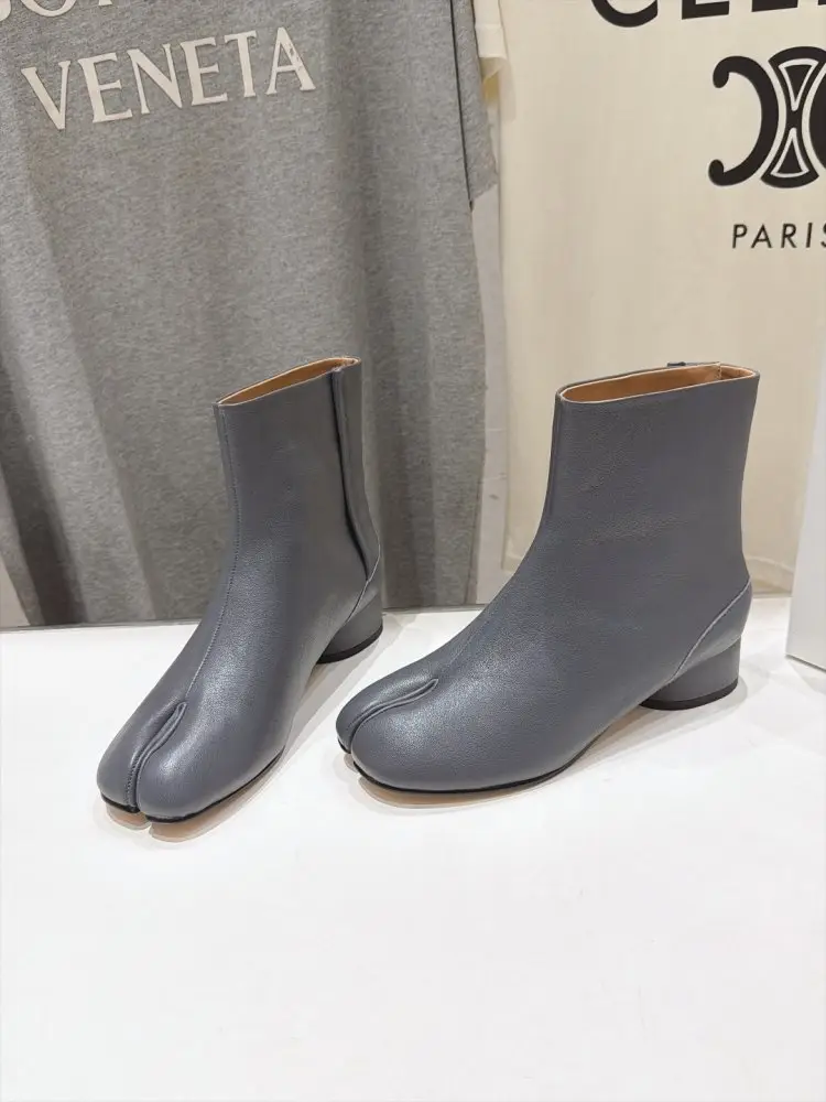 Maison Margiela MM6 Ботильйони з роздільним носком і масивним каблуком — Фото 1