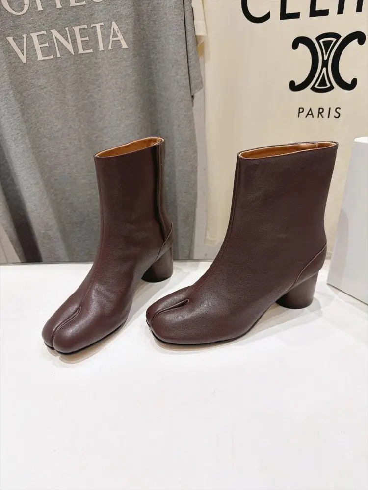 Maison Margiela MM6 — Ботильоны с раздельным носком и массивным каблуком