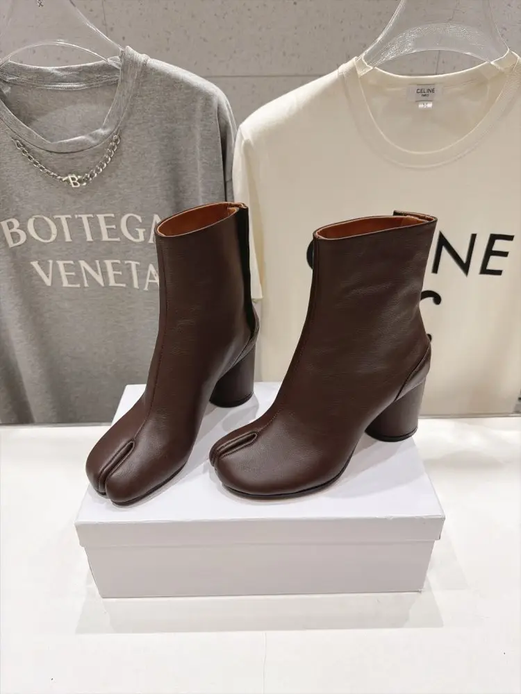 Maison Margiela MM6 Ботильйони з роздільним носком і масивним каблуком — Фото 1