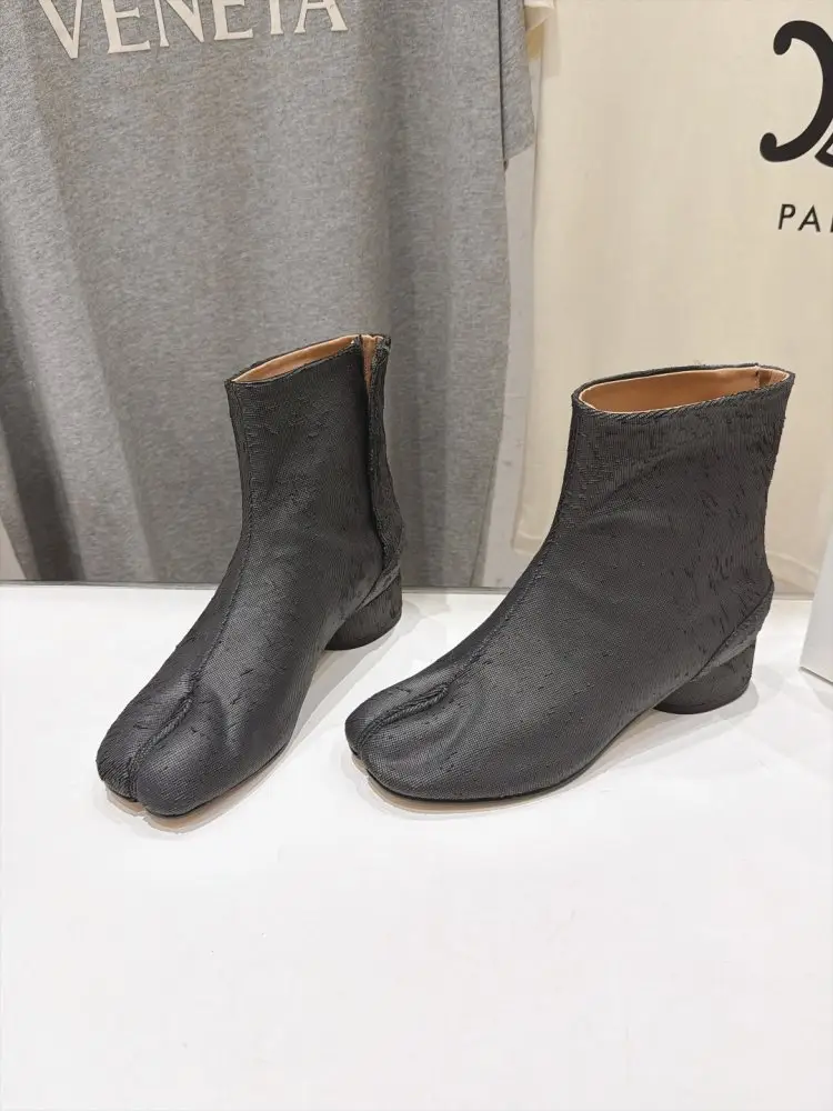 Maison Margiela MM6 Ботильйони з роздільним носком і масивним каблуком — Фото 1