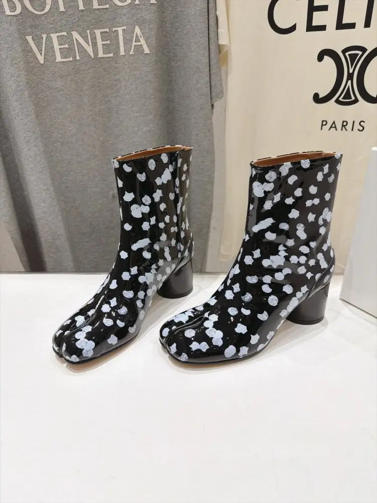 Maison Margiela MM6 Ботильйони з роздільним носком і масивним каблуком — Фото 1