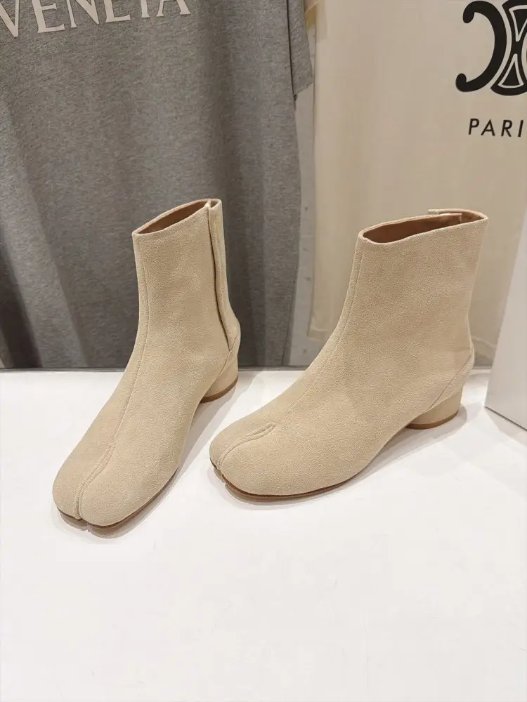 Maison Margiela MM6 Ботильоны с раздельным носком и массивным каблуком — Фото 1