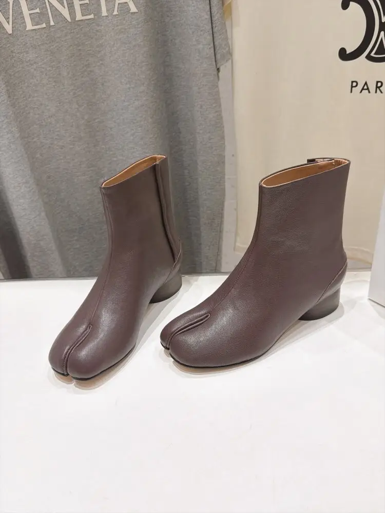 Maison Margiela MM6 Ботильоны с раздельным носком и массивным каблуком — Фото 1