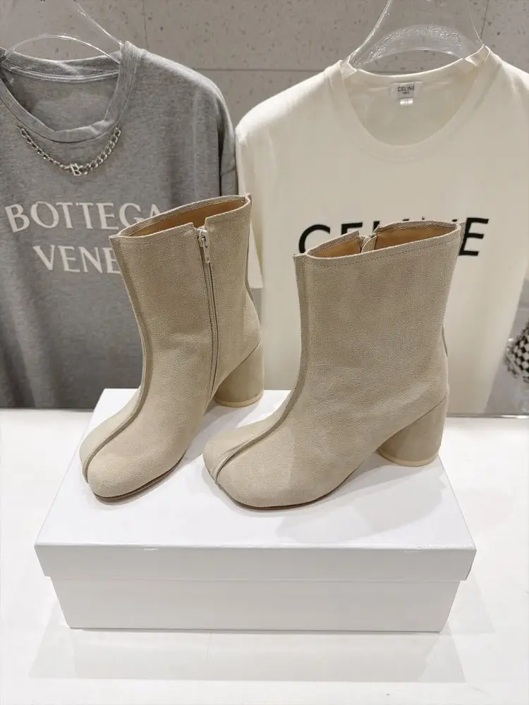 Maison Margiela MM6 — Ботильйони з роздільним носком і масивним каблуком