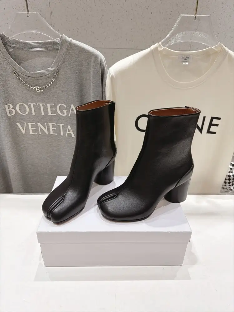 Maison Margiela MM6 — Ankle boots from split the toe and massive heel