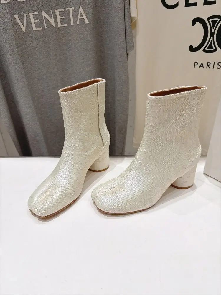 Maison Margiela MM6 Ботильоны с раздельным носком и массивным каблуком — Фото 1