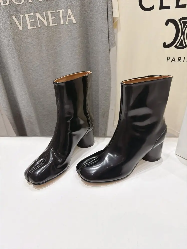 Maison Margiela MM6 Ankle boots from split the toe and massive heel — Photo 1