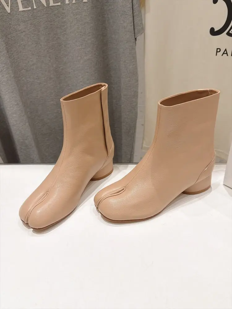 Maison Margiela MM6 Ankle boots from split the toe and massive heel — Photo 1
