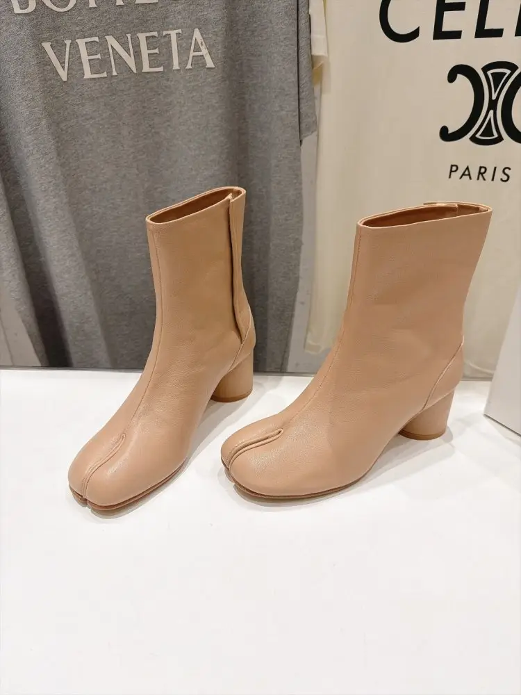 Maison Margiela MM6 Ankle boots from split the toe and massive heel — Photo 1