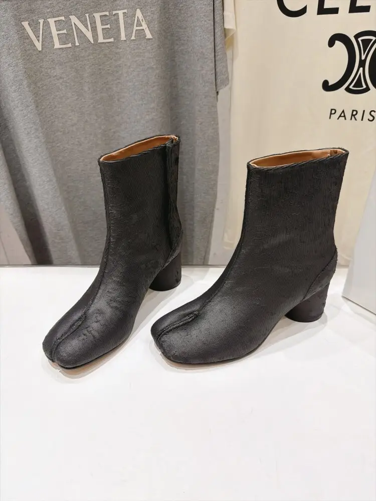 Maison Margiela MM6 Ботильйони з роздільним носком і масивним каблуком — Фото 1