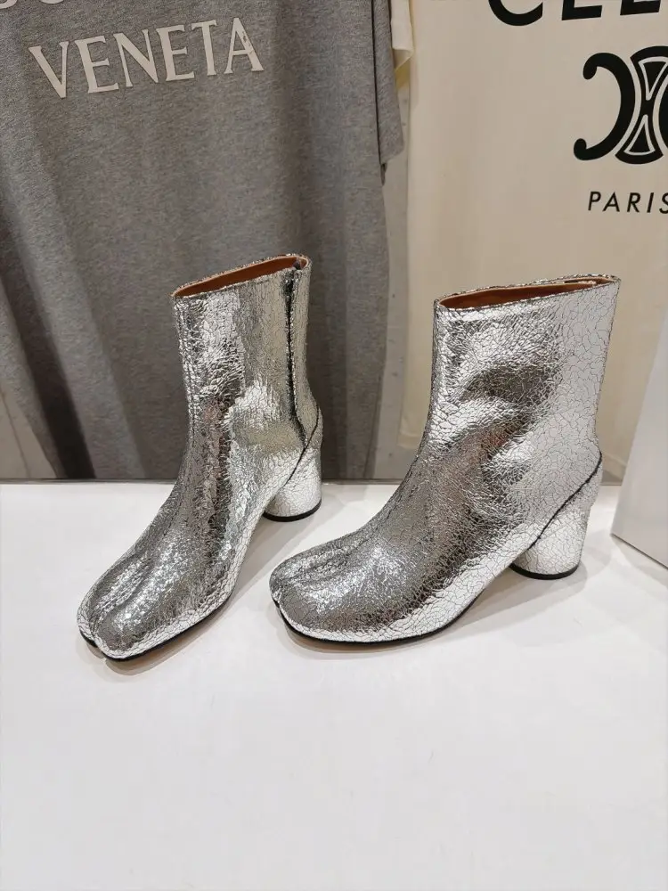 Maison Margiela MM6 Ankle boots from split the toe and massive heel — Photo 1