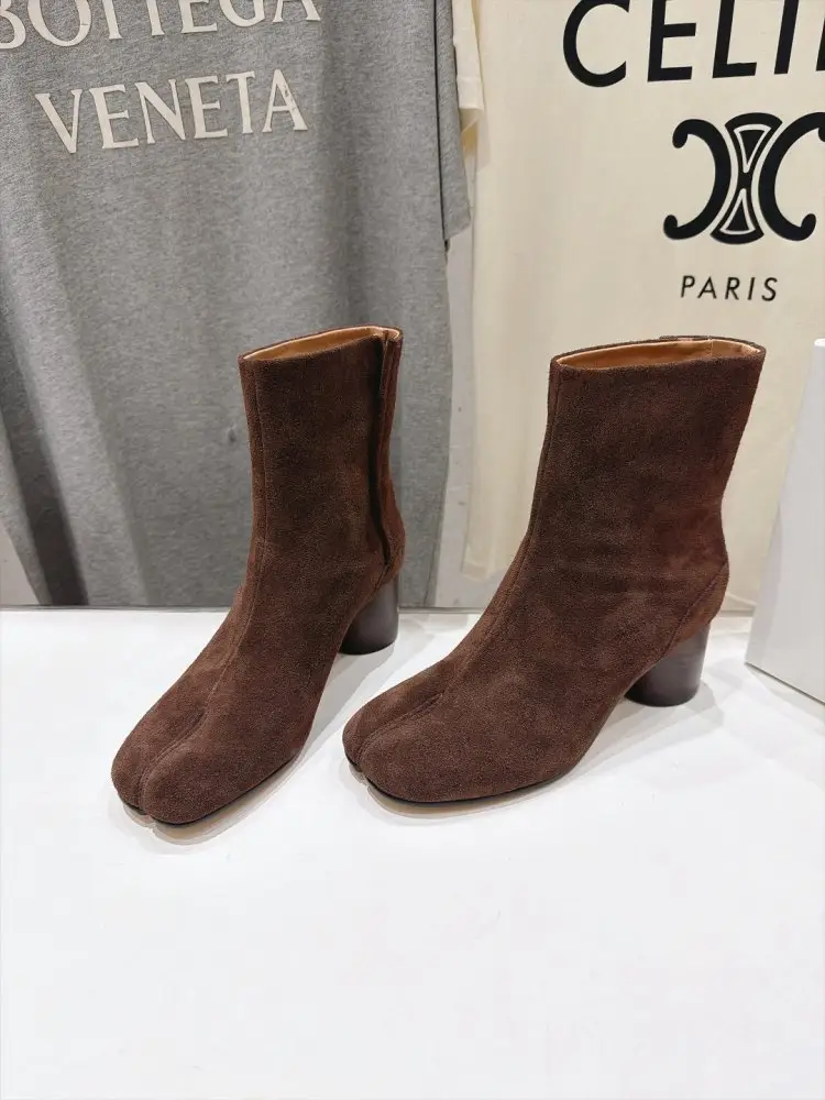 Maison Margiela MM6 Ankle boots from split the toe and massive heel — Photo 1