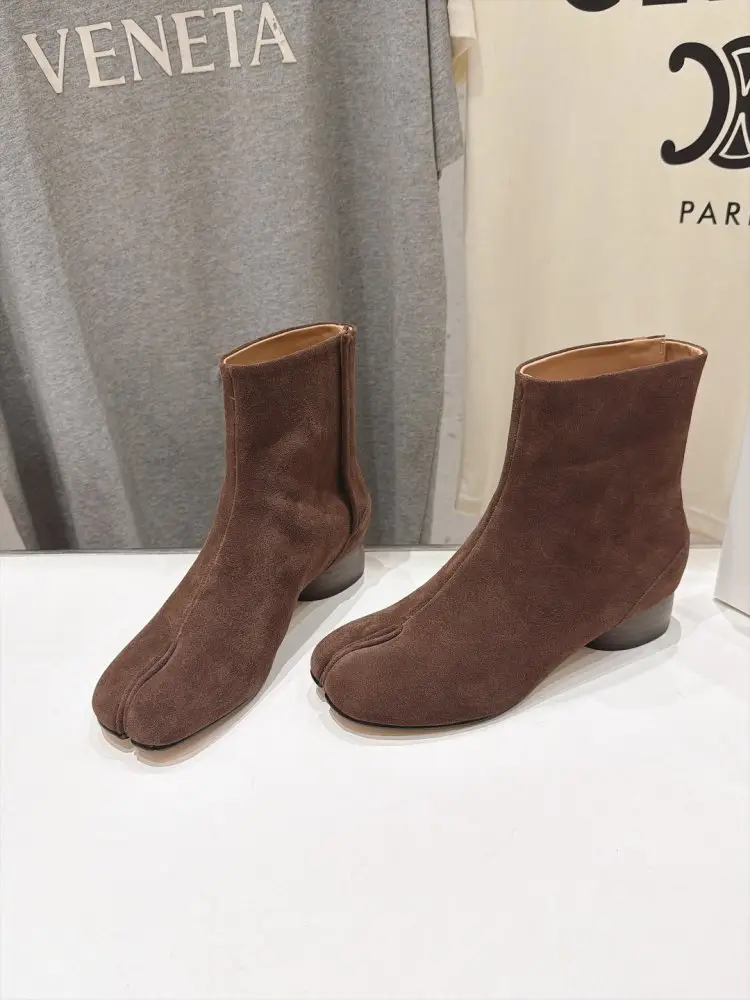 Maison Margiela MM6 Ankle boots from split the toe and massive heel — Photo 1