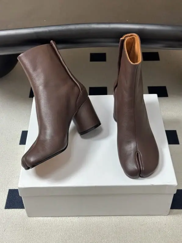 Maison Margiela MM6 — Ботильоны с раздельным носком и массивным каблуком