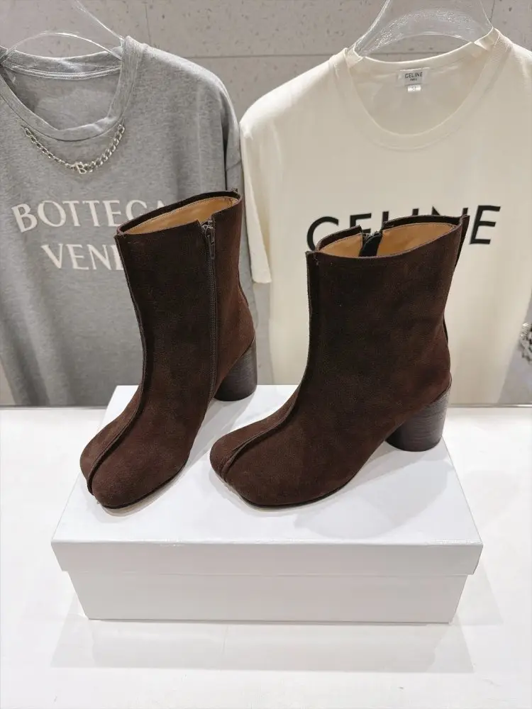 Maison Margiela MM6 — Ботильйони з роздільним носком і масивним каблуком