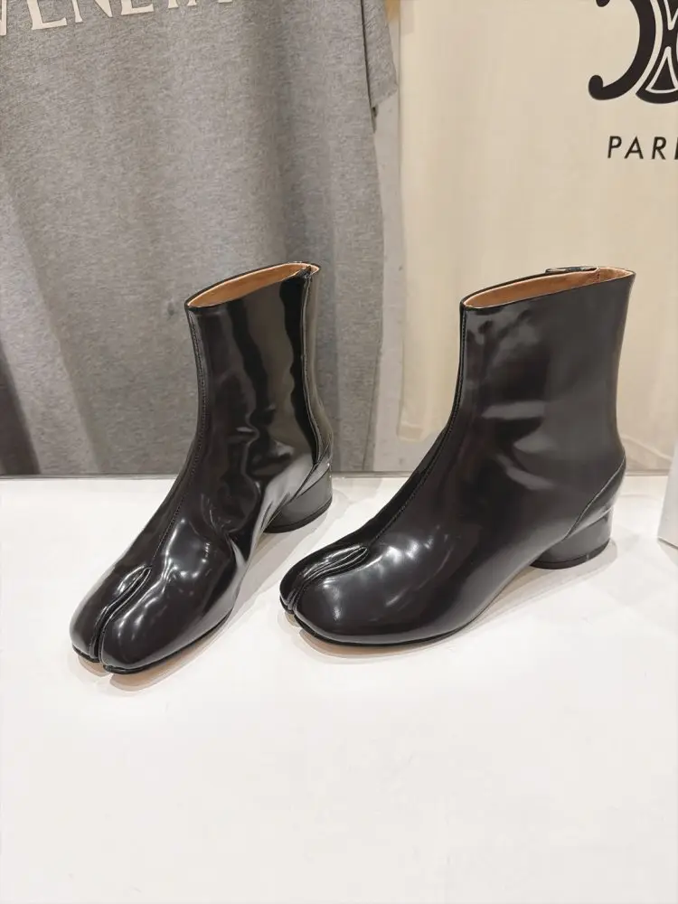 Maison Margiela MM6 — Ankle boots from split the toe and massive heel