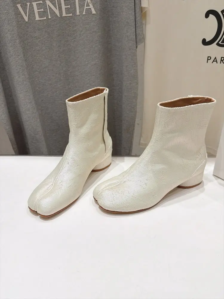Maison Margiela MM6 — Ботильйони з роздільним носком і масивним каблуком