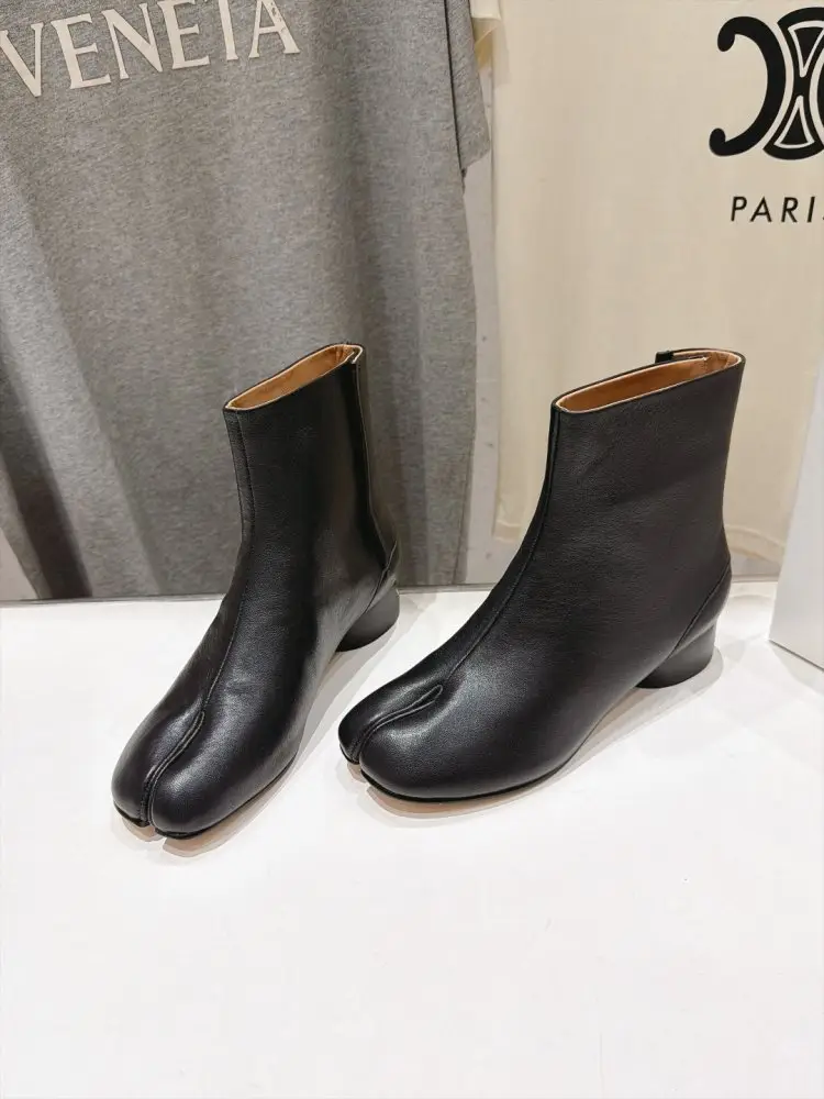 Maison Margiela MM6 — Ботильйони з роздільним носком і масивним каблуком
