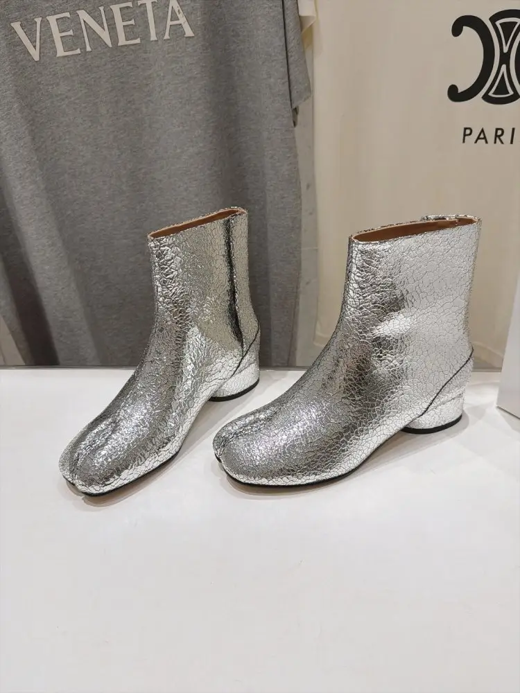 Maison Margiela MM6 — Ботильйони з роздільним носком і масивним каблуком