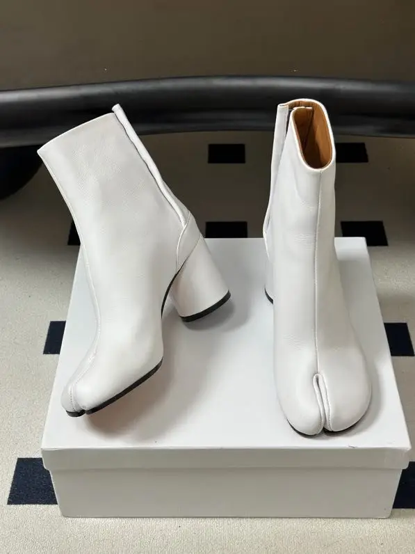 Maison Margiela MM6 — Ботильйони з роздільним носком і масивним каблуком