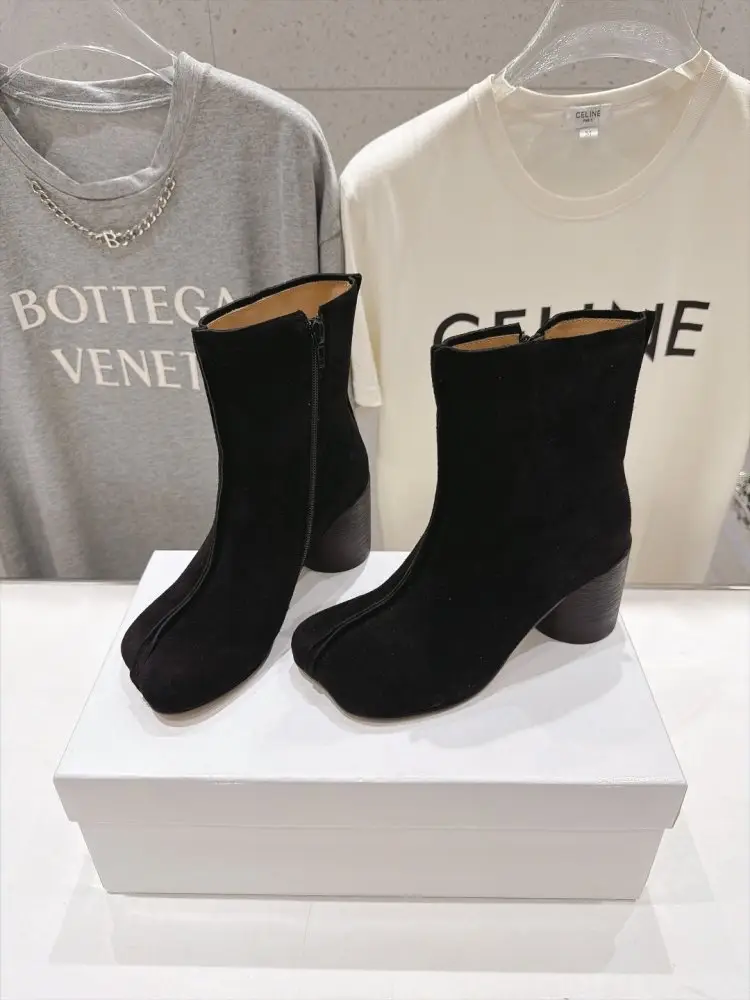 Maison Margiela MM6 — Ботильйони з роздільним носком і масивним каблуком