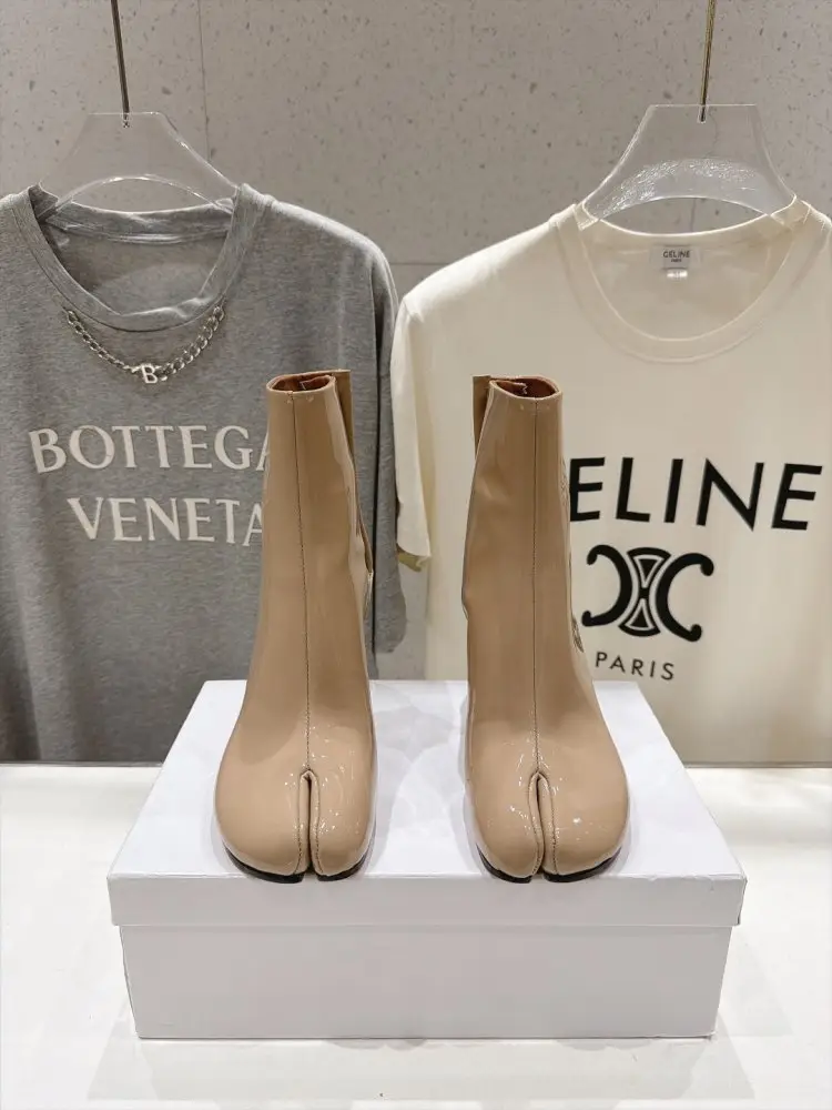 Maison Margiela MM6 Ankle boots from split the toe and massive heel — Photo 2