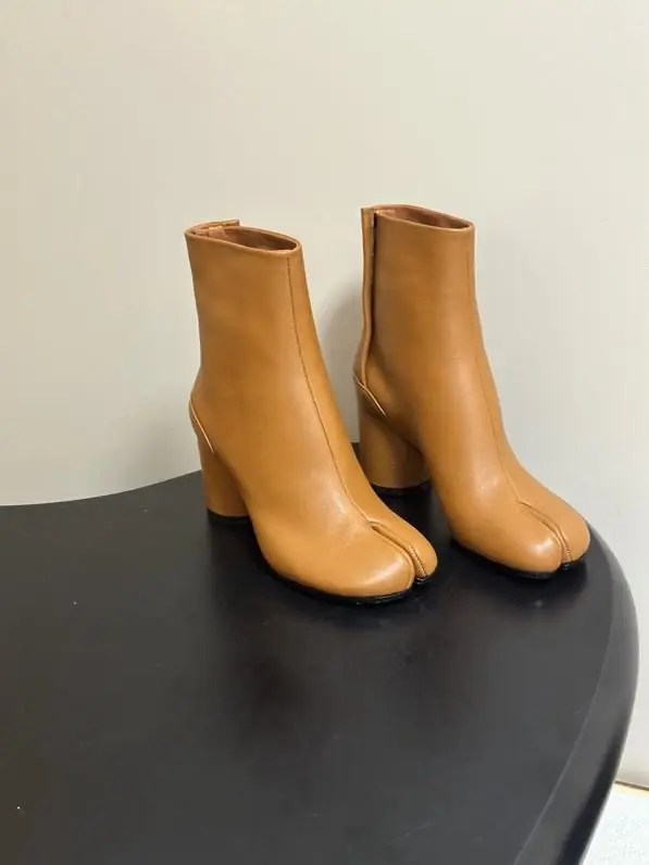 Maison Margiela MM6 Ботильйони з роздільним носком і масивним каблуком — Фото 2