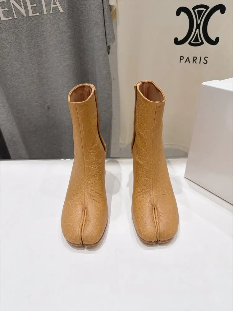 Maison Margiela MM6 Ботильоны с раздельным носком и массивным каблуком — Фото 2