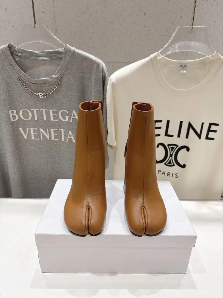 Maison Margiela MM6 Ботильйони з роздільним носком і масивним каблуком — Фото 2