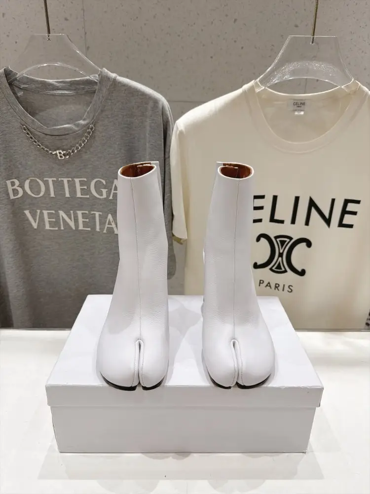Maison Margiela MM6 Ботильйони з роздільним носком і масивним каблуком — Фото 2