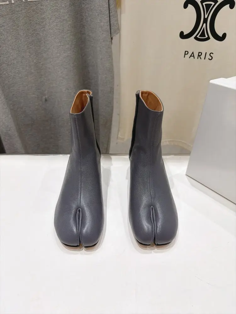Maison Margiela MM6 Ботильйони з роздільним носком і масивним каблуком — Фото 2
