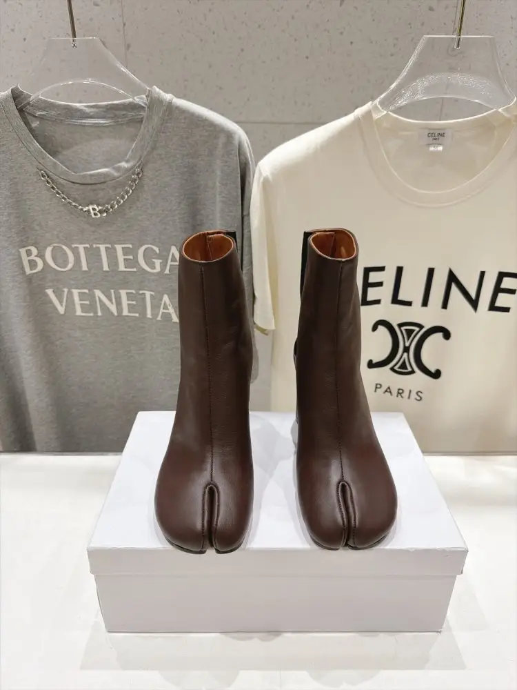 Maison Margiela MM6 Ботильйони з роздільним носком і масивним каблуком — Фото 2