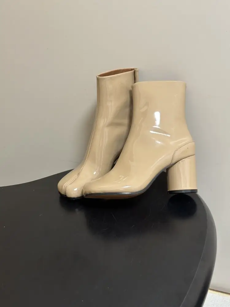 Maison Margiela MM6 Ботильйони з роздільним носком і масивним каблуком — Фото 2