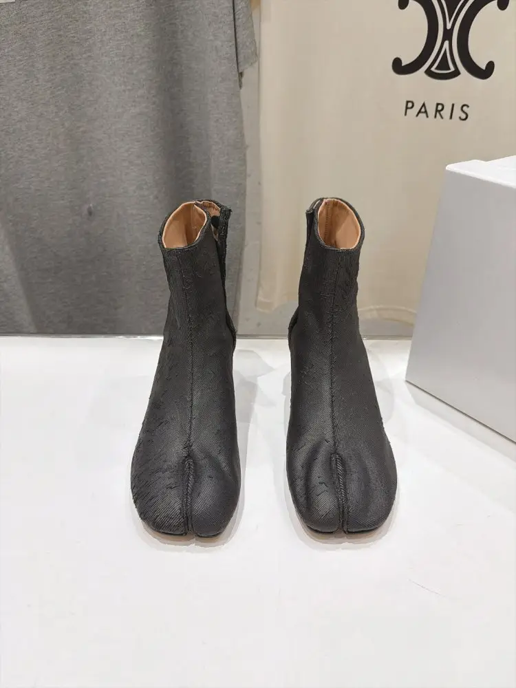 Maison Margiela MM6 Ботильйони з роздільним носком і масивним каблуком — Фото 2