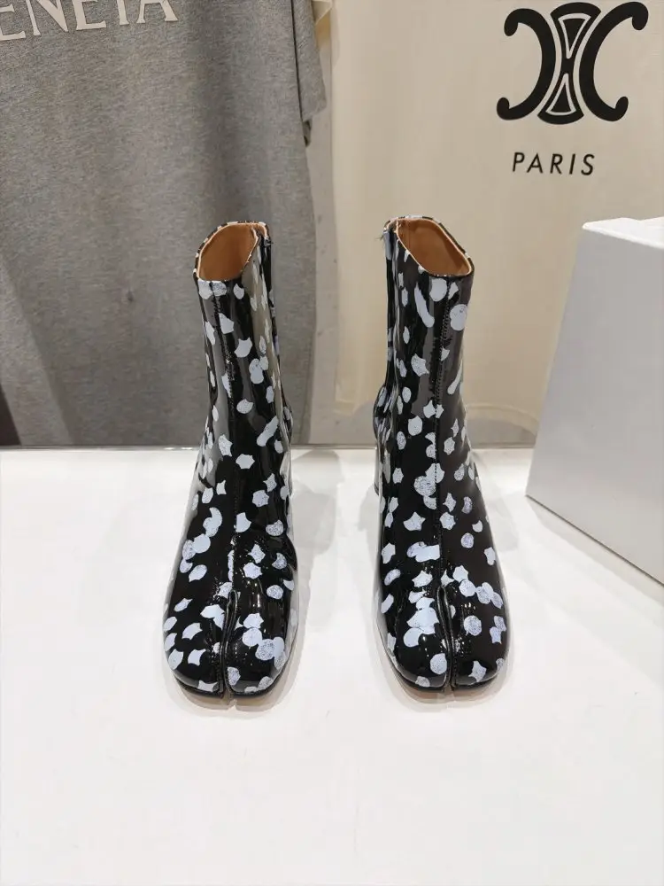 Maison Margiela MM6 Ботильйони з роздільним носком і масивним каблуком — Фото 2