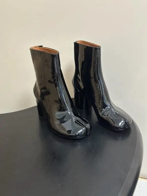 Maison Margiela MM6 Ботильоны с раздельным носком и массивным каблуком — Фото 2