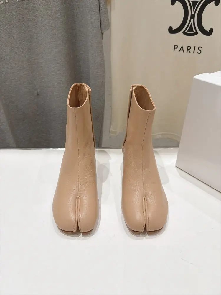 Maison Margiela MM6 Ankle boots from split the toe and massive heel — Photo 2