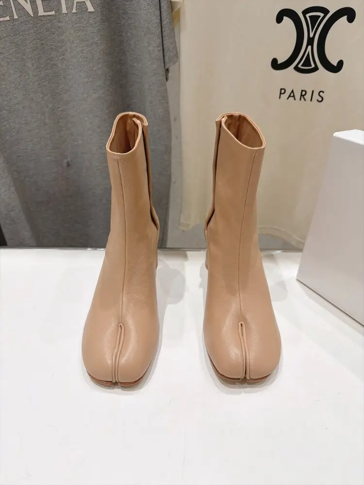 Maison Margiela MM6 Ankle boots from split the toe and massive heel — Photo 2