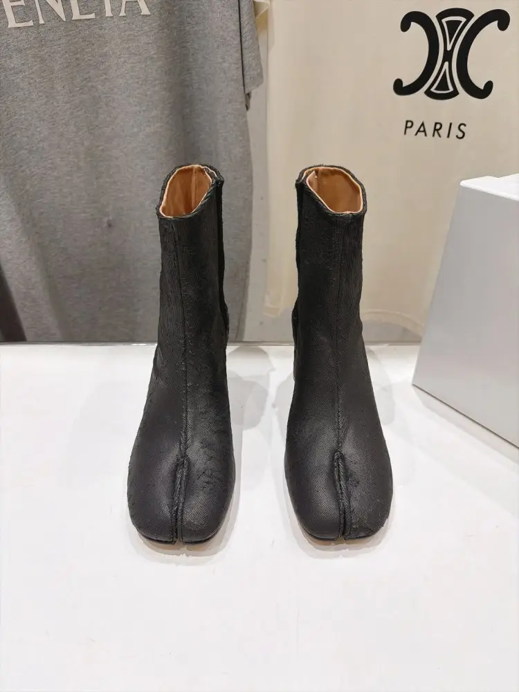 Maison Margiela MM6 Ботильйони з роздільним носком і масивним каблуком — Фото 2