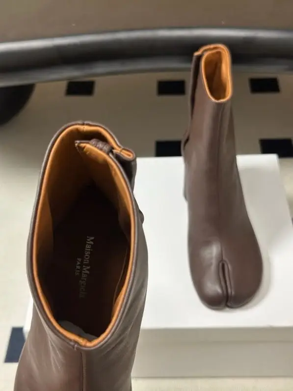 Maison Margiela MM6 Ankle boots from split the toe and massive heel — Photo 2