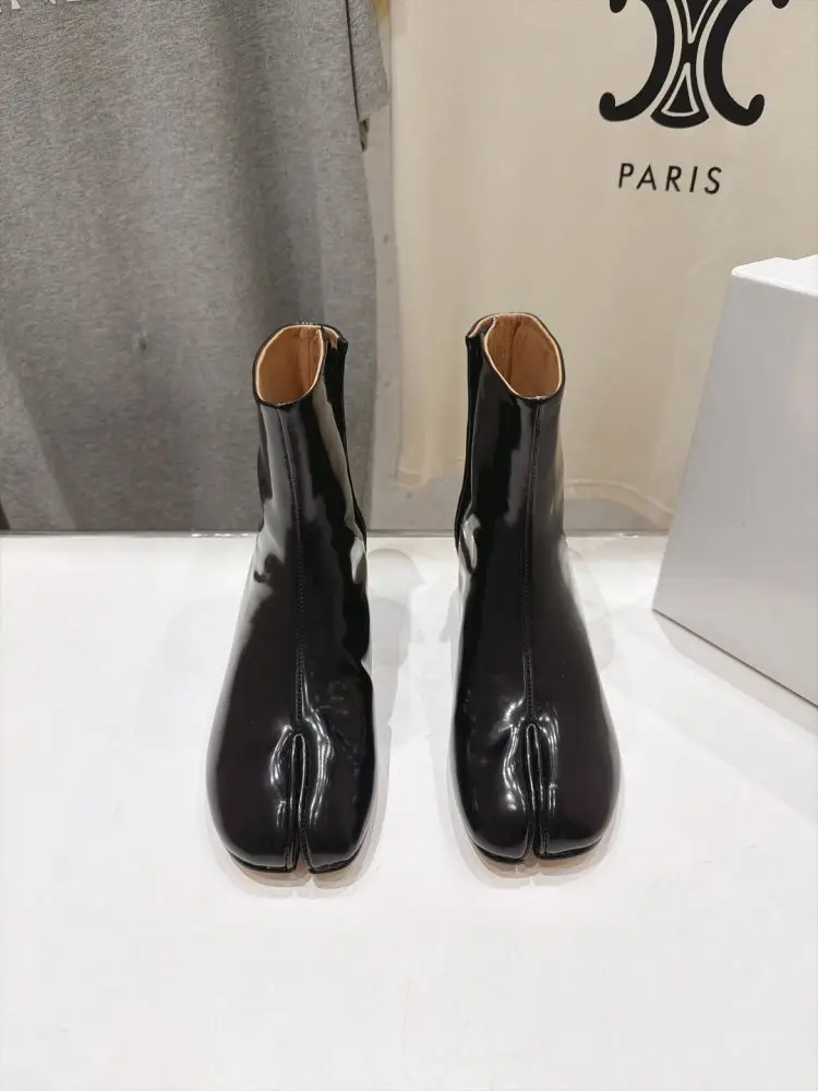 Maison Margiela MM6 Ботильйони з роздільним носком і масивним каблуком — Фото 2