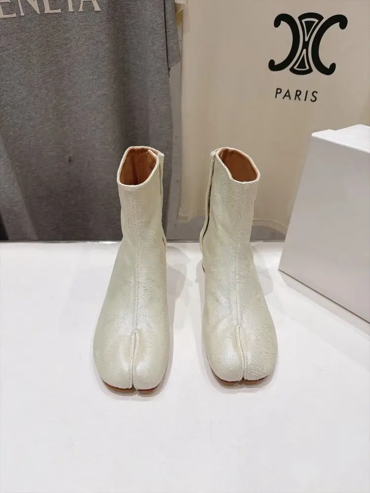 Maison Margiela MM6 Ankle boots from split the toe and massive heel — Photo 2