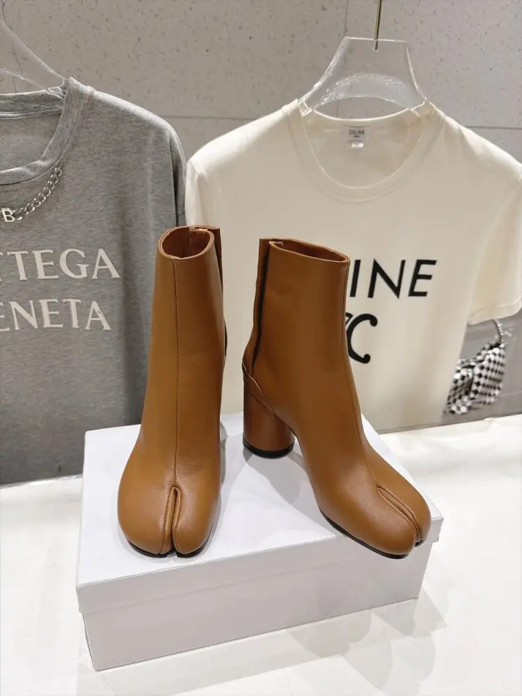 Maison Margiela MM6 Ботильйони з роздільним носком і масивним каблуком — Фото 3