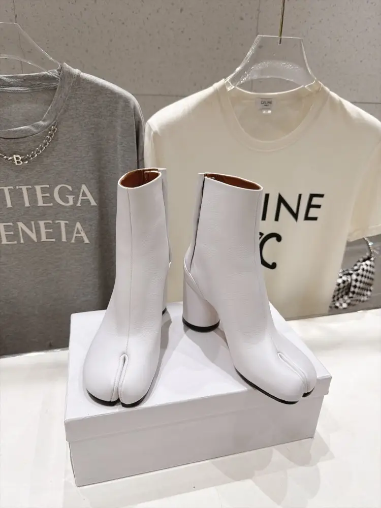 Maison Margiela MM6 Ботильйони з роздільним носком і масивним каблуком — Фото 3