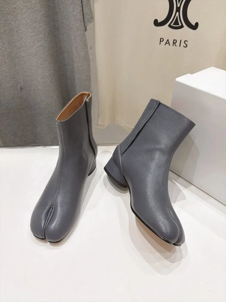 Maison Margiela MM6 Ботильйони з роздільним носком і масивним каблуком — Фото 3