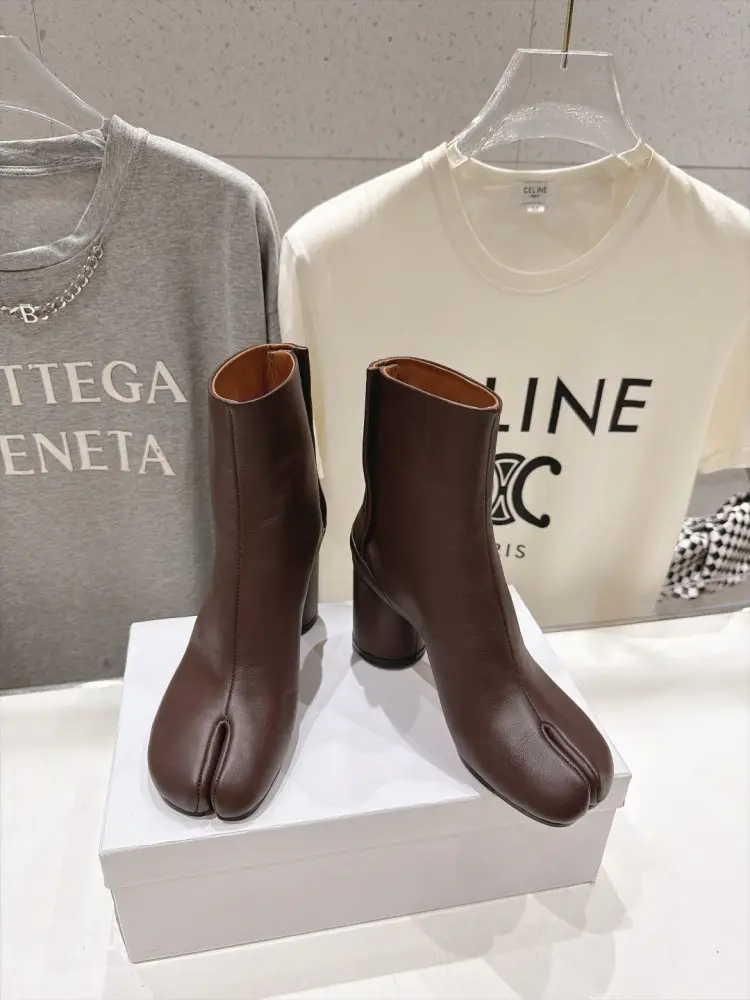 Maison Margiela MM6 Ботильйони з роздільним носком і масивним каблуком — Фото 3