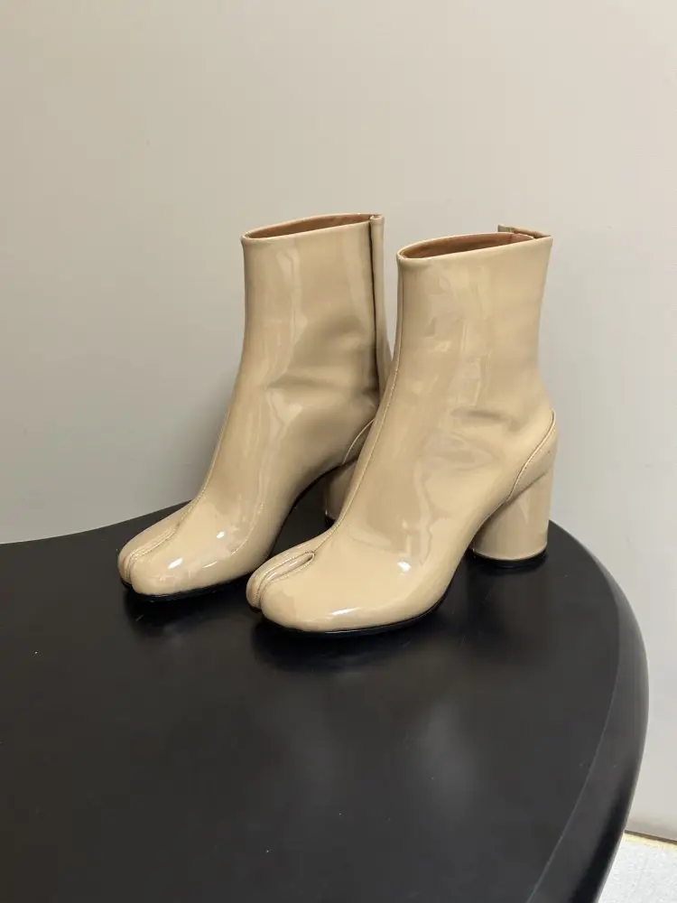 Maison Margiela MM6 Ботильйони з роздільним носком і масивним каблуком — Фото 3