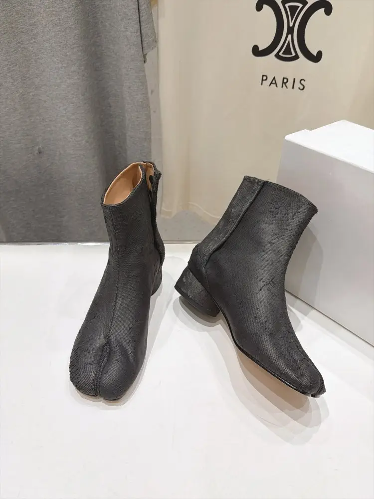 Maison Margiela MM6 Ботильйони з роздільним носком і масивним каблуком — Фото 3